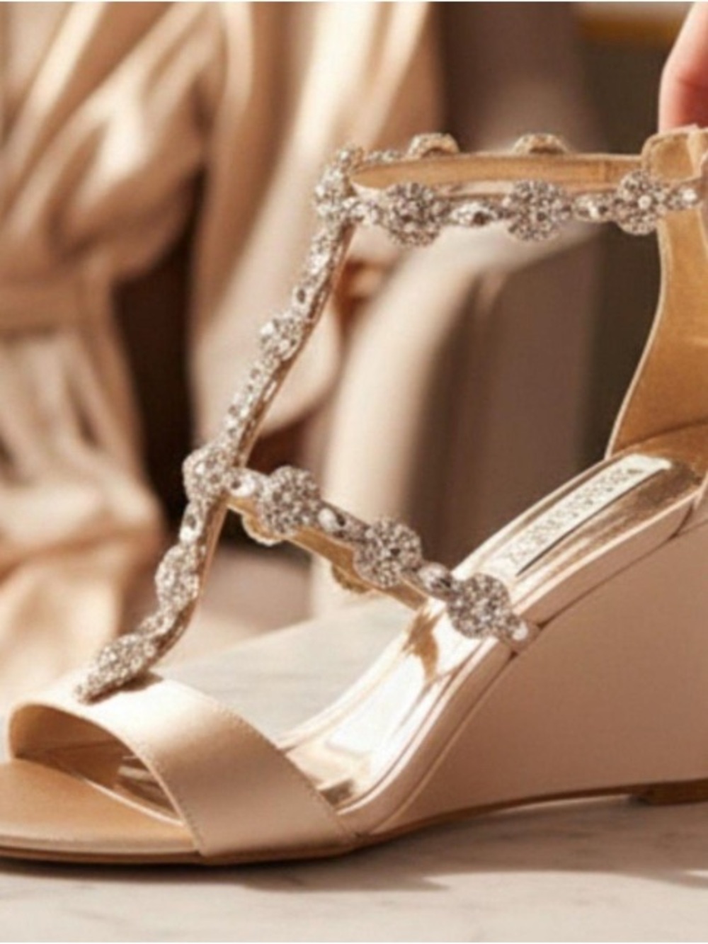Badgley Mischka women’s satin Champagne Wedge Sandal size 8 new